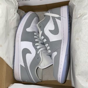 WOMENS AIR JORDAN 1 LOW WHITE/WORLF GREY.